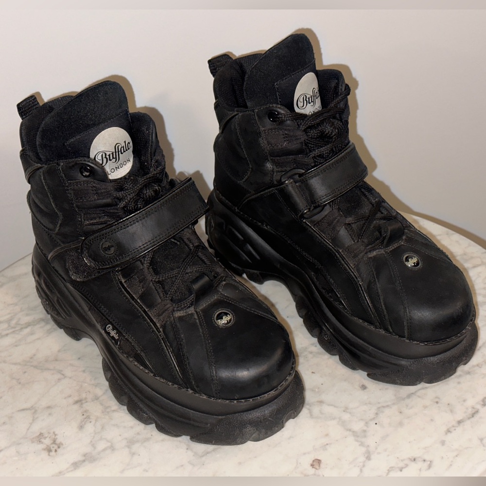 Buffalo London Black Platforms 2021 shoe SIZE 9 WOMENS